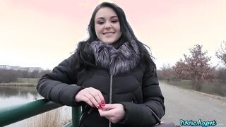 Orosz tinédzser csajszi pénzért kamatyol