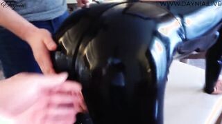 Latex ruhás anyukát segg lyukba hancuroznak