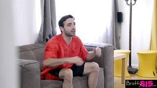 A bájos fiatal csaj tv nézés helyzett szopna