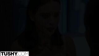 Lana Rhoades fenekét egy barna pasi bassza