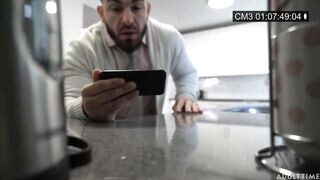 Az óriás keblű bejárónő megdugva
