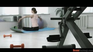 Jogázó tinédzser macát kufircol hátsó nyílásba az edő