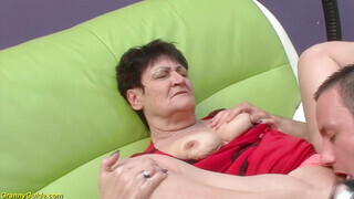Koros érett nő és a tinédzser csávó
