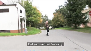 Világos Szőke tinédzser bige a raktárban hancúrozik
