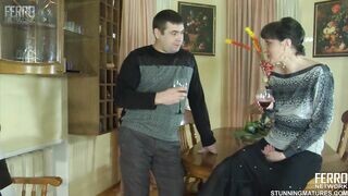 Orosz anyuci a nevelt fiával kamatyol