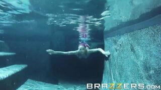 Anna Bell Peaks derekasan popóba rakva