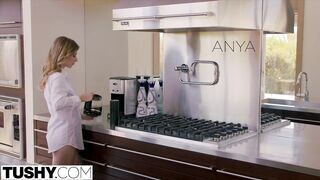 Anya Olsen a tökéletes örömlány barinő