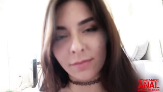 Keira Croft segge derekasan megkettyintve