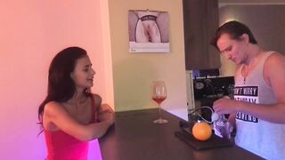 18 éves tinédzser hancúrozása a bárban