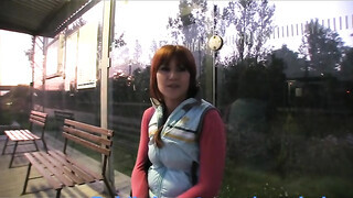 Lucy a buszmegállóban kufircol