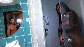 Kitetovált amatőr barinő házi pornó videója