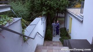 Fater lerendezi a tinédzser lányt