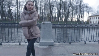 Kate Quinn lovagol a barátja rúdján