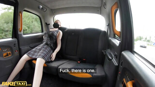 Fake Taxi - Kitetovált fenekű maca lovagol