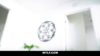 Mylf - Lilly Hall kézbe veszi a falloszt