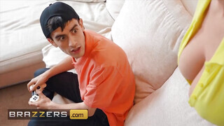 Brazzers - Blondie Fesser az óriás keblű milf