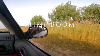 Csábító fiatal barinő a kocsiban cumizik