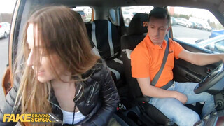 Fake Driving School - Eveline Dellai lovagol a jogsi oktató kukiján