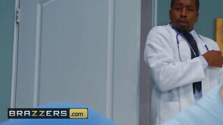 Brazzers - Nina Dee popóját a doktor döngeti