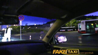 FakeTaxi - Enza bekúrva a hátsó ülésen