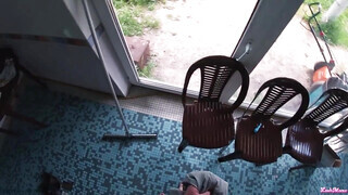 Kitetovált orosz tinédzser nőci a medencénél kamatyol