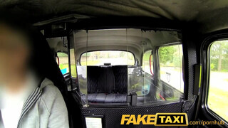 FakeTaxi - piercinges buxa lovagol