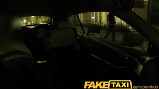 FakeTaxi - olasz csajszi a taxiban lovagol