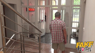 Fake Hostel - Zsenge turista csajszika punciba kefélve