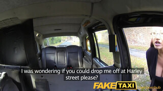 FakeTaxi - termetes keblű Milf szétbaszatja magát a Taxiban