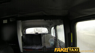 FakeTaxi - tetovált szuka megdugva a hátsó ülésen