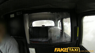 Faketaxi termetes csöcsök és szopós száj