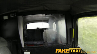 FakeTaxi félénk csajszika extra pénzt szerez