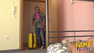 Fake Hostel szűk pinájú olasz csajszika és kettő bőrös virsli