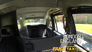 FakeTaxi amerikai félvér csajszika szexelni akar