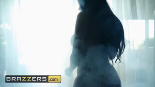 Brazzers - kerek formás fenekű lány a fürdőkádban