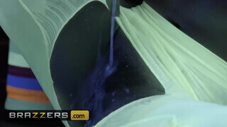 Brazzers - az ázsiai Kendra Spade jó méretes kukacot talál