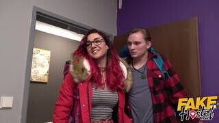 Zsenge csajszi kikezd a szobatársával - Fake Hostel