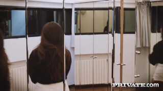 Private com - a főnöknek elégg gigászi hímvesszője van