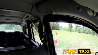 FakeTaxi még a sofőr fenekét is kinyalja a lány