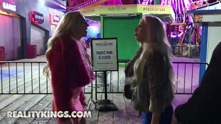 Reality Kings - Carmen Caliente & Kendra Sunderland letámadnak egy muksót