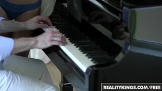 Reality Kings - a vékonyka pici fiatal szépen elélvez