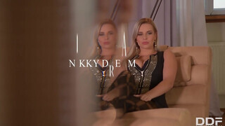 Nikky Dream vadító ruhában maszturbál