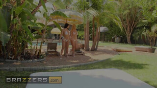 Brazzers - Angela White és Savannah Bond leápolják a hímtagot
