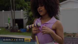 Brazzers - Nina Diaz megbaszatja magát a tini ürgével
