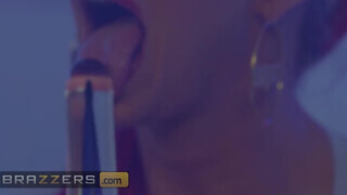 Brazzers - Phoenix Marie gigászi popsikája megdolgozva