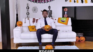 Anna Bell Peaks a csábos tetkós milf - Mylf