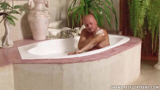 George Bácsi kinyalatja a fenekét dugás előtt