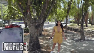 Mofos - Angela White élvezi ha keményen kúrják