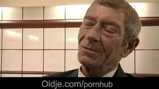 Magyar pornós csajszi szexel koros ürgével - Oldje