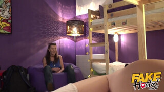 Három lesbi nőci kényezteti egymást - Fake Hostel